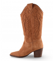 VEXED Roxana taupe. Bota western taupe oscuro con caña bordada, perfecta con vestidos estampados o denim claro
