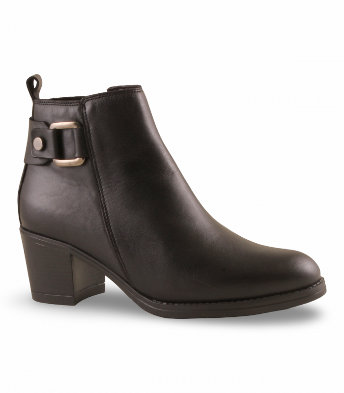 Kaola 8820 negro. Botín negro con tacón cómodo y hebilla decorativa. Elegante y sobrio para oficina