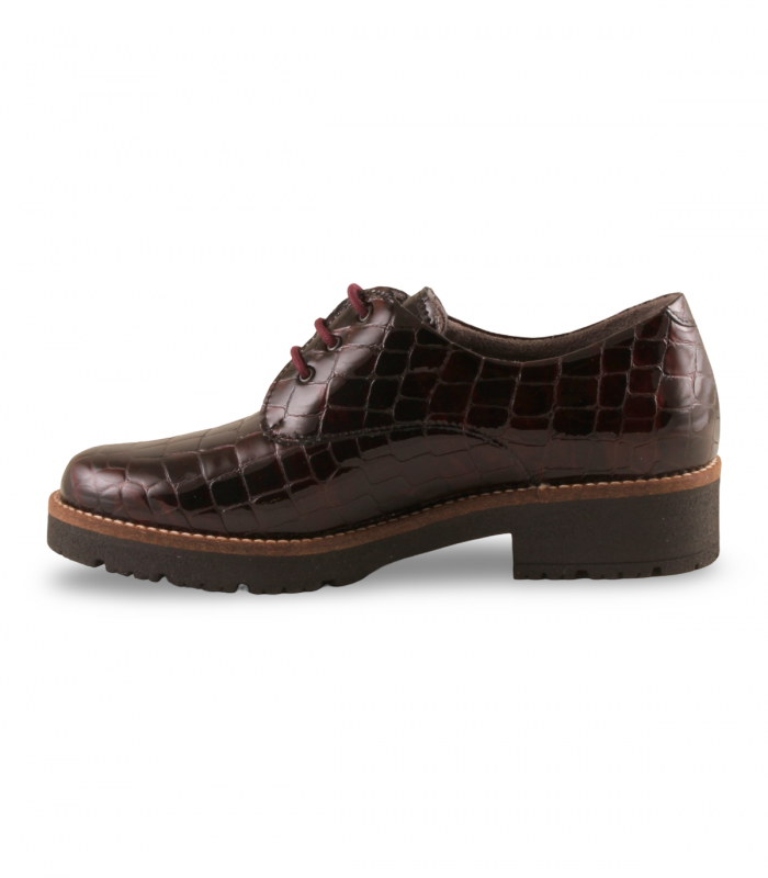 Pitillos 10771 Burdeos. Zapato burdeos charol efecto coco con suela gruesa y estilo único