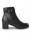 Giorda 48424. Botín negro con hebilla decorativa y tacón medio, ideal para looks de diario con estilo