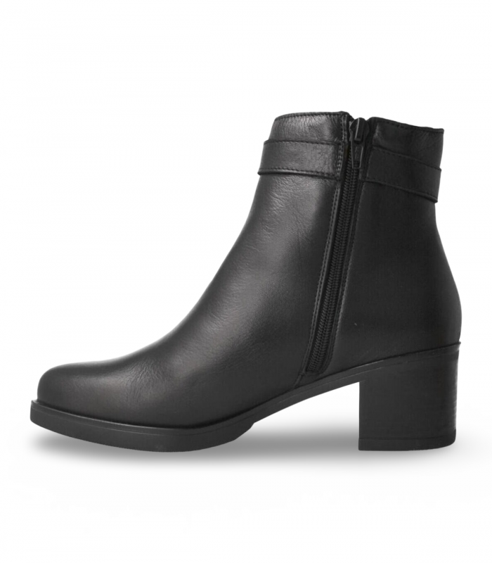 Giorda 48424. Botín negro con hebilla decorativa y tacón medio, ideal para looks de diario con estilo