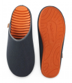 Zapatilla en color gris con suela naranja