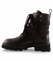 Shemerry Elia negra. Bota militar con suela track y hebillas decorativas, para looks urbanos