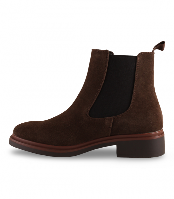 Nature N130 marrón. Botín marrón de serraje con elásticos y suela dentada, toque natural para looks casuales
