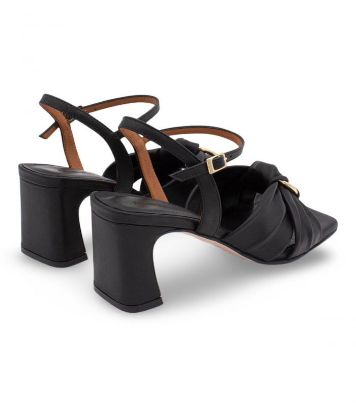 Sandalia negra de tiras con tacón Ángel Alarcón 26034, elegante y actual