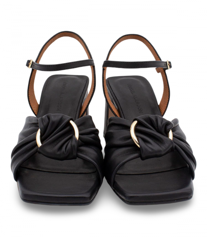 Sandalia negra de tiras con tacón Ángel Alarcón 26034, elegante y actual