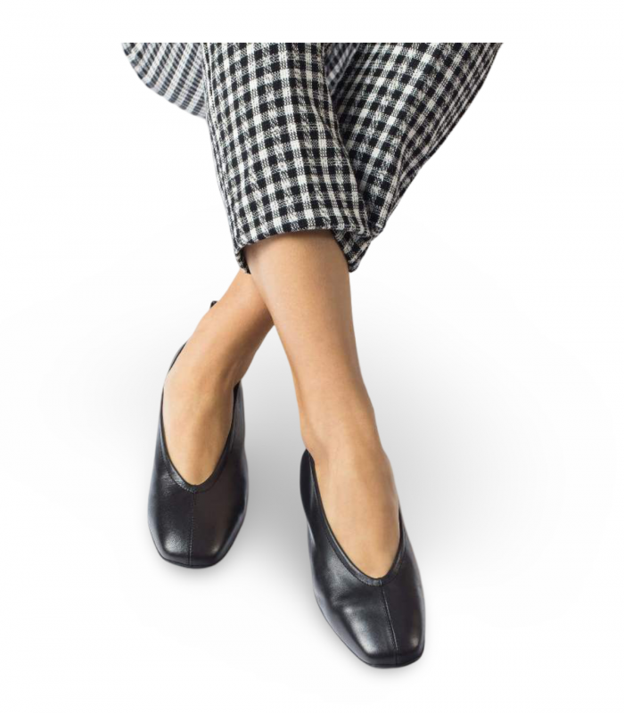 Manoletina negra corte en V Wonders A8661