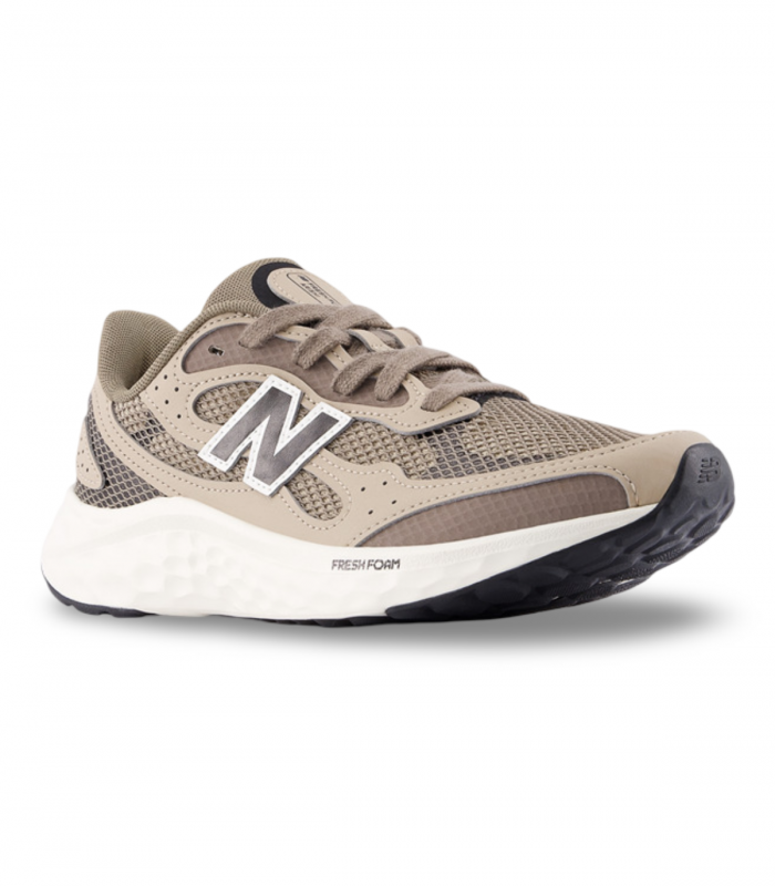 Deportivo tonos tierra con Fresh Foam New Balance Arishi v4, cómodo