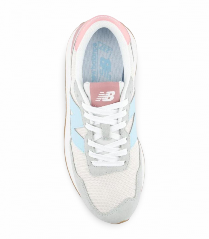 Deportivo azul claro retro New Balance 237, fresco y urbano