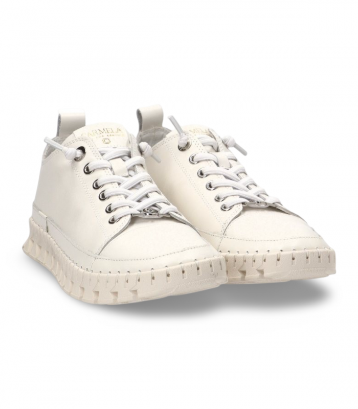 Deportiva blanca de piel con suela flexible Carmela 163105, urbana y cómoda