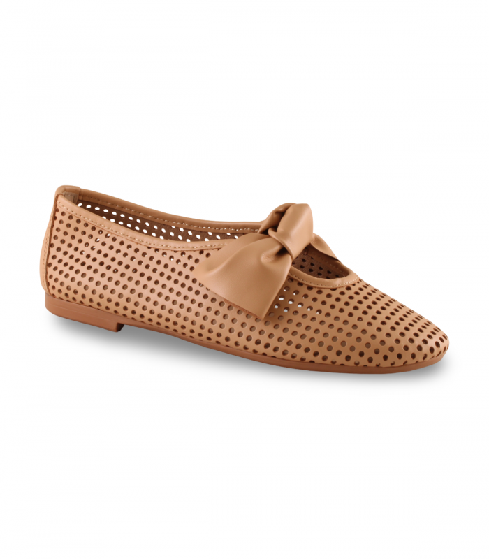 Zapato plano calado camel con lazo Funchal 24047 Cappri, fresco y delicado
