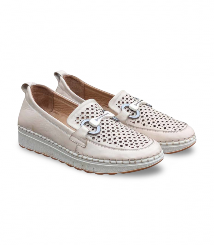 Mocasín crema ligero y troquelado 48 Horas 0901, ideal para tonos neutros
