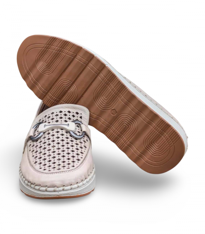 Mocasín crema ligero y troquelado 48 Horas 0901, ideal para tonos neutros