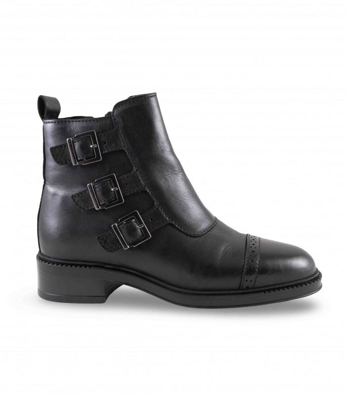 Botines con tres hebillas en color negro.
