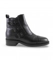 Botines con tres hebillas en color negro.