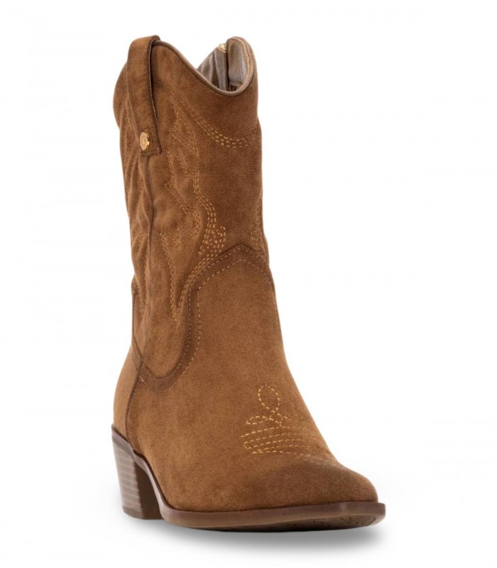 Bota campera bordada Xti 144307 con estética cowboy actual y tacón cómodo para diario.