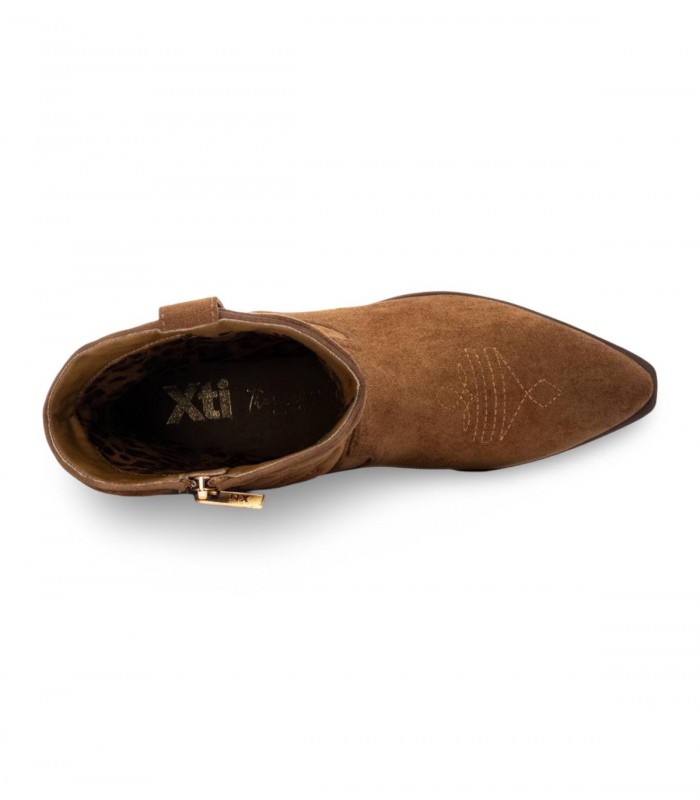 Bota campera bordada Xti 144307 con estética cowboy actual y tacón cómodo para diario.