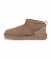 Botín UGG Classic Ultra Mini 1116109 en color Caribou con interior de lana y confort icónico.