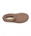 Botín UGG Classic Ultra Mini 1116109 en color Caribou con interior de lana y confort icónico.