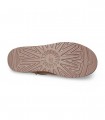 Botín UGG Classic Ultra Mini 1116109 en color Caribou con interior de lana y confort icónico.