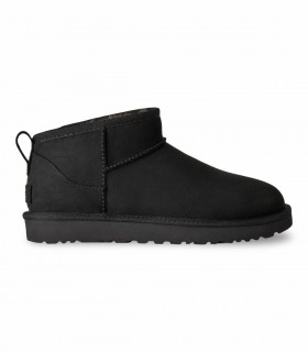 Botín UGG Classic Ultra Mini Nubuck 1184556 en negro con acabado nobuck y estética urbana sofisticada.