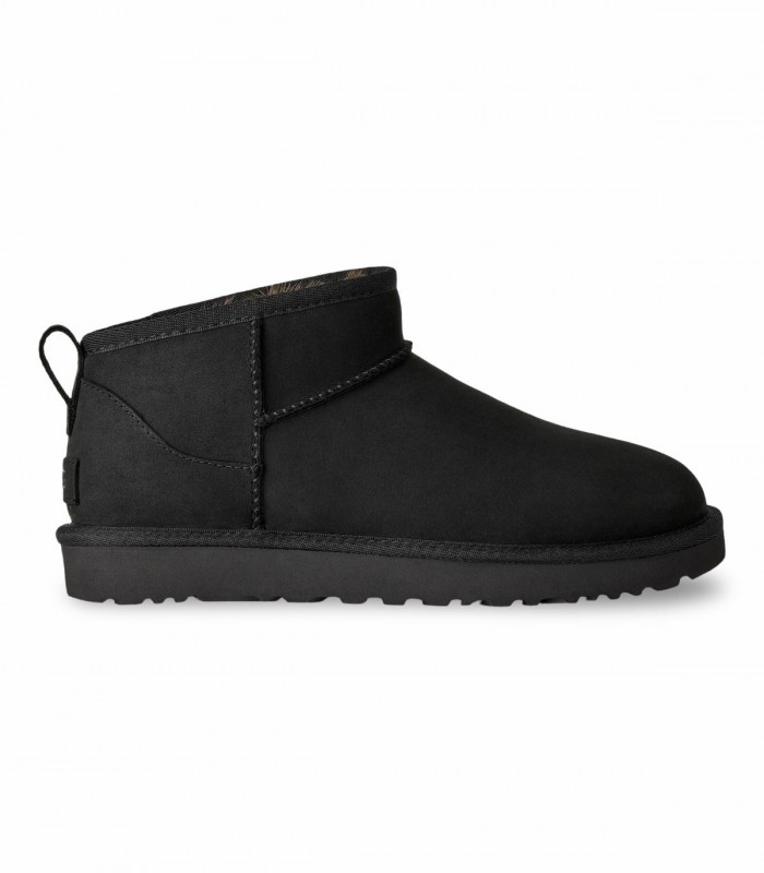 Botín UGG Classic Ultra Mini Nubuck 1184556 en negro con acabado nobuck y estética urbana sofisticada.