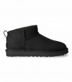 Botín UGG Classic Ultra Mini Nubuck 1184556 en negro con acabado nobuck y estética urbana sofisticada.
