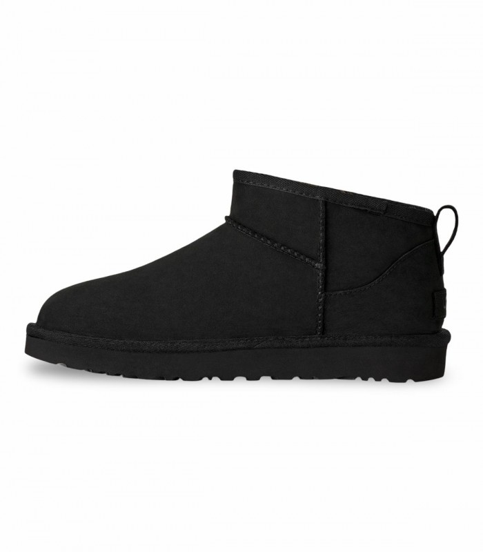 Botín UGG Classic Ultra Mini Nubuck 1184556 en negro con acabado nobuck y estética urbana sofisticada.