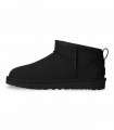 Botín UGG Classic Ultra Mini Nubuck 1184556 en negro con acabado nobuck y estética urbana sofisticada.