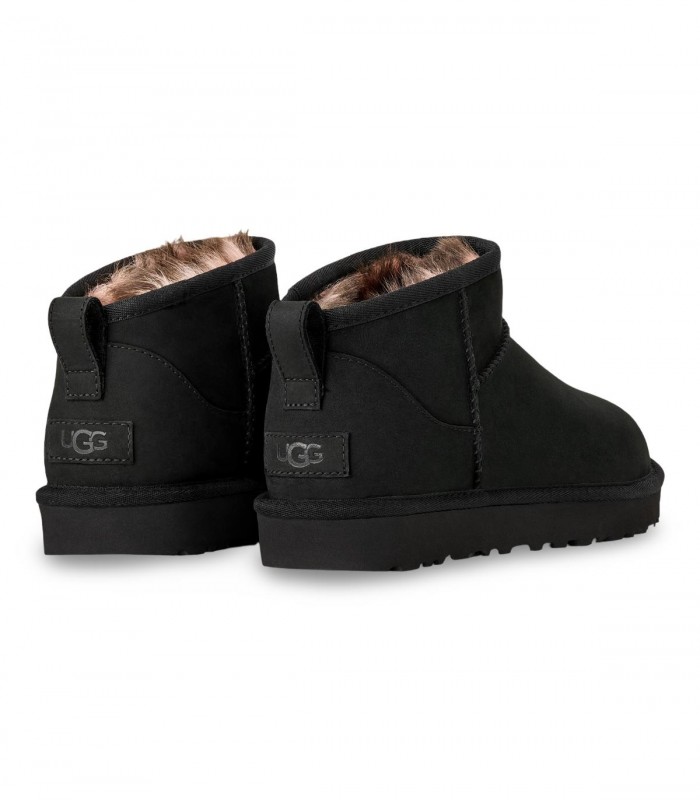 Botín UGG Classic Ultra Mini Nubuck 1184556 en negro con acabado nobuck y estética urbana sofisticada.
