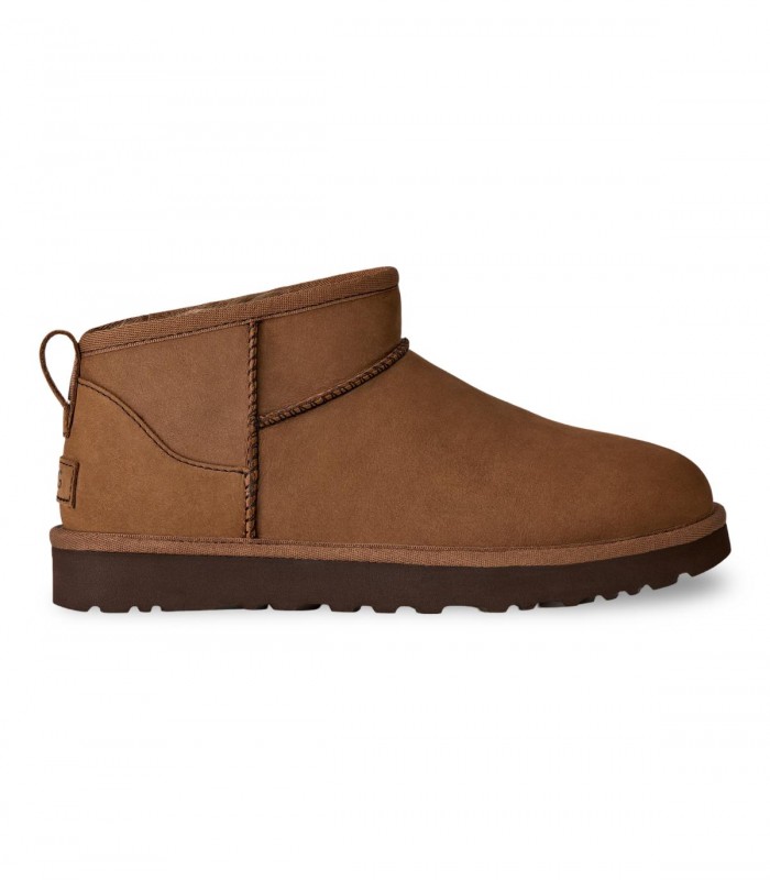 Botín UGG Classic Ultra Mini Nubuck 1184556 en Dark Chestnut con acabado nobuck y estilo atemporal.