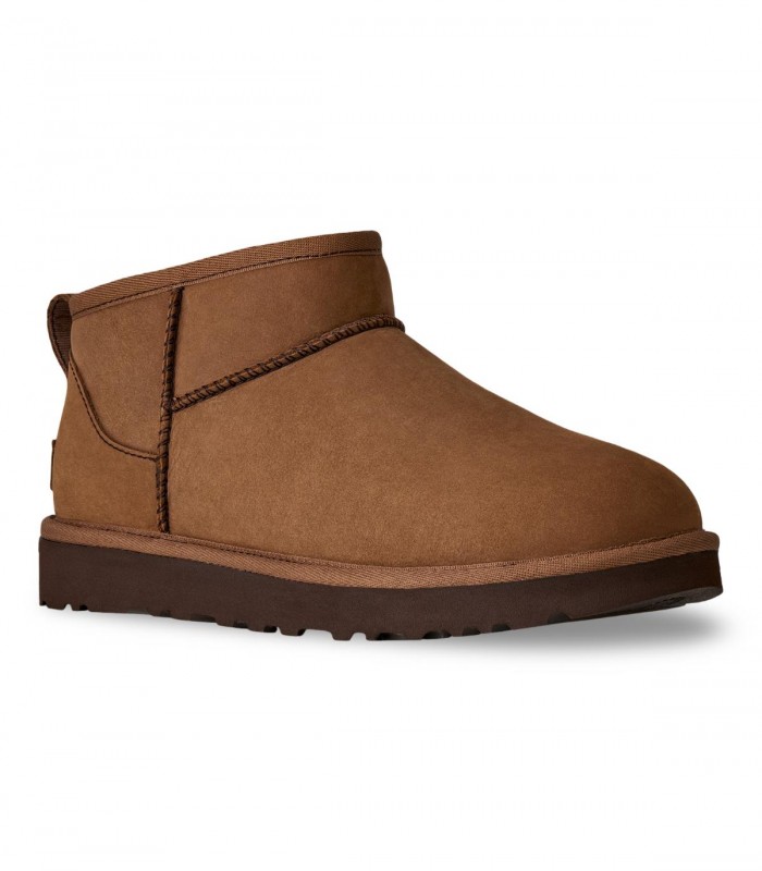 Botín UGG Classic Ultra Mini Nubuck 1184556 en Dark Chestnut con acabado nobuck y estilo atemporal.
