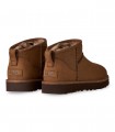 Botín UGG Classic Ultra Mini Nubuck 1184556 en Dark Chestnut con acabado nobuck y estilo atemporal.