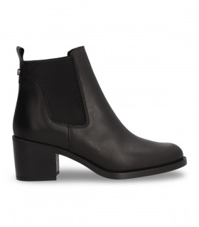 Botines Chelsea con tacón y elásticos laterales.