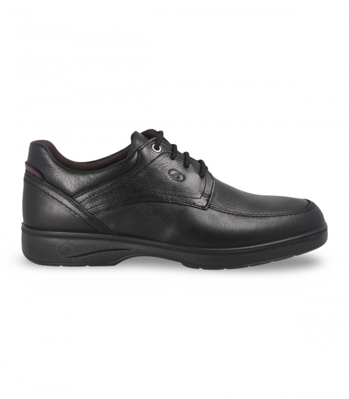 Zapato clásico de cordones en color negro.