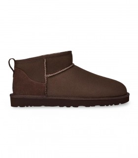 Botín UGG Classic Ultra Mini 1116109 en Dusted Cocoa con estética minimalista y muy acogedora.