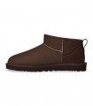 Botín UGG Classic Ultra Mini 1116109 en Dusted Cocoa con estética minimalista y muy acogedora.