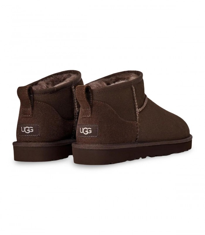 Botín UGG Classic Ultra Mini 1116109 en Dusted Cocoa con estética minimalista y muy acogedora.