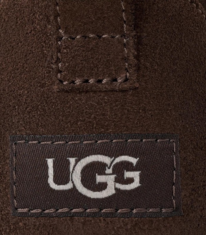 Botín UGG Classic Ultra Mini 1116109 en Dusted Cocoa con estética minimalista y muy acogedora.