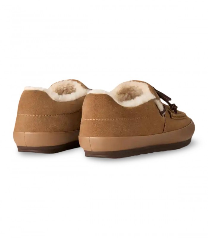 Mocasín forrado UGG Quill Slip-On 1181470 con interior cálido y estilo artesanal relajado.