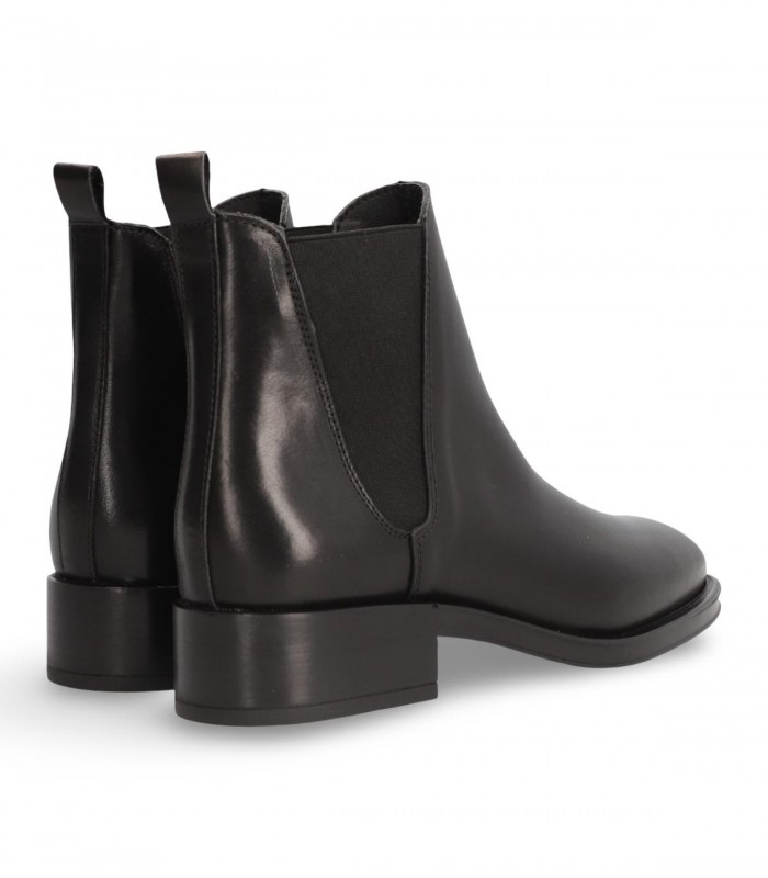 Botín Chelsea Another Trend 5713 en piel negra con elásticos y suela baja