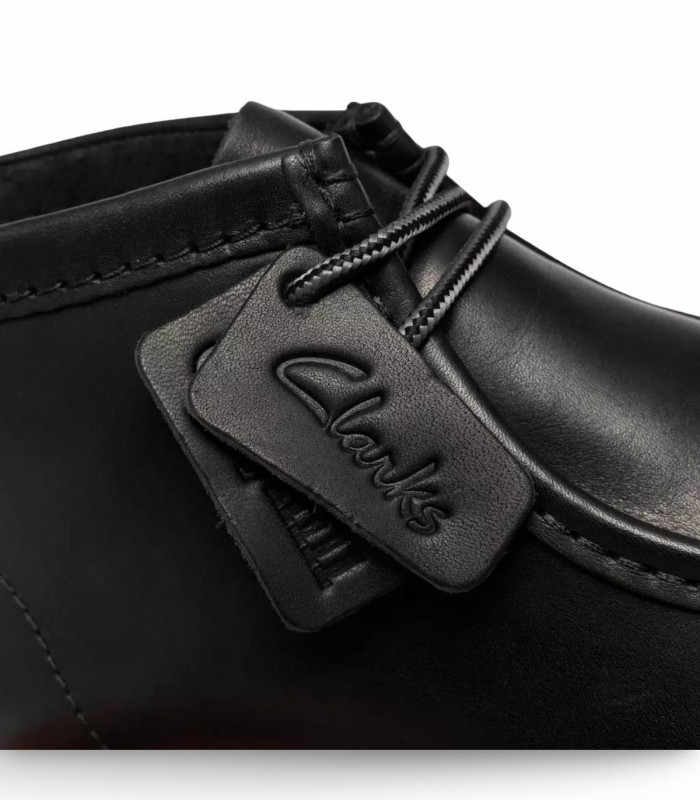 Botín Clarks Cleyhill Top en piel negra con suela dentada