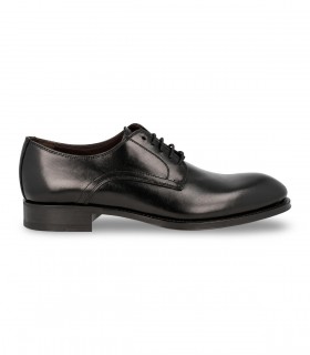 Zapato negro con pespuntes azules