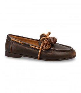 Mocasín Whynn SHD25103-4131AL en piel marrón con borlas y cordones decorativos