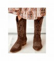 Bota campera Bryan Jandra CB en serraje color cuero con bordados western