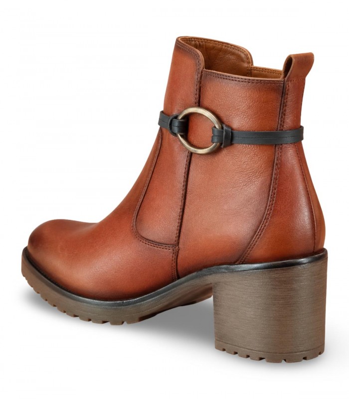 Botín Giorda 40316 en piel color cuero con detalle metálico y tacón medio ancho