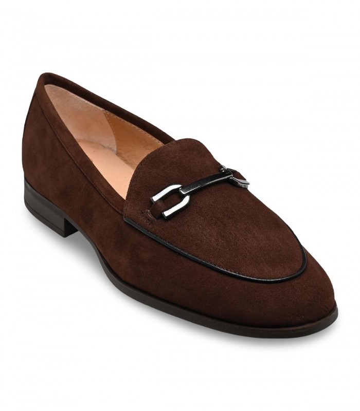 Mocasín Unisa Dalcy en ante marrón Walnut con adorno metálico y tacón bajo