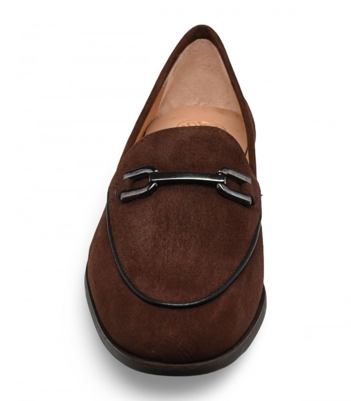 Mocasín Unisa Dalcy en ante marrón Walnut con adorno metálico y tacón bajo