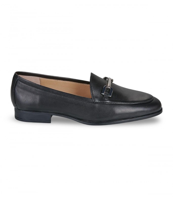 Mocasín Unisa Dalcy en piel negra con estribo metálico y tacón bajo