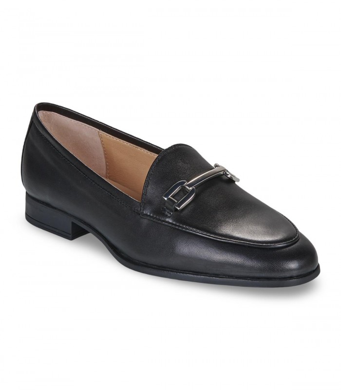 Mocasín Unisa Dalcy en piel negra con estribo metálico y tacón bajo